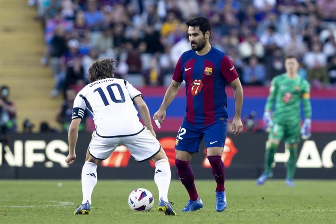 Archivo - El jugador del FC Barcelona Ilkay Gündogan junto al jugador del Real Madrid Luka Modric.
