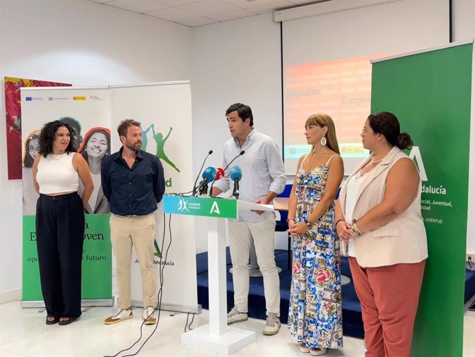 El director del Instituto Andaluz de la Juventud, Pedro Antonio Ramírez; la delegada territorial de la Consejería de Inclusión Social, Juventud, Familia e Igualdad, Ruth Sarabia, y directora a nivel nacional del proyecto Impulsa Empleo Joven, Sara Bounajm