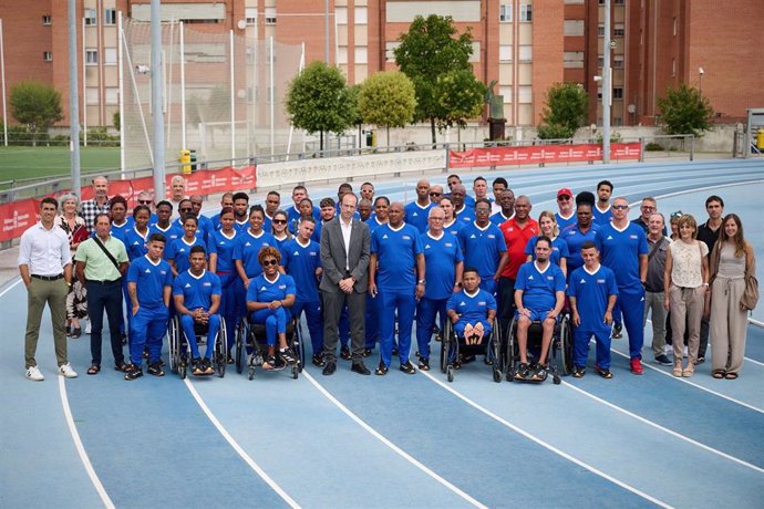 El director general del INDAF, Jorge Aguirre, recibe a una delegación cubana de deportistas