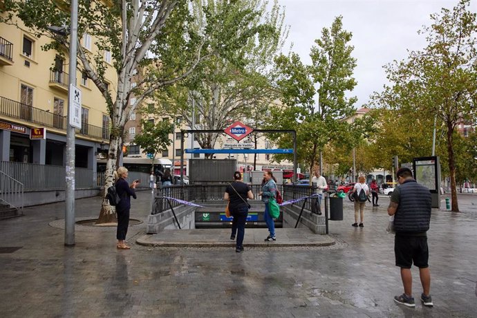 Archivo - Varias personas frente a una de las entradas a la estación de Marqués de Vadillo