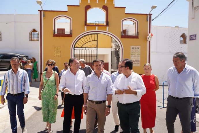 El presidente de la Diputación, Javier A. García, y el alcalde de Berja, José Carlos Lupión en la visita a las obras realizadas.