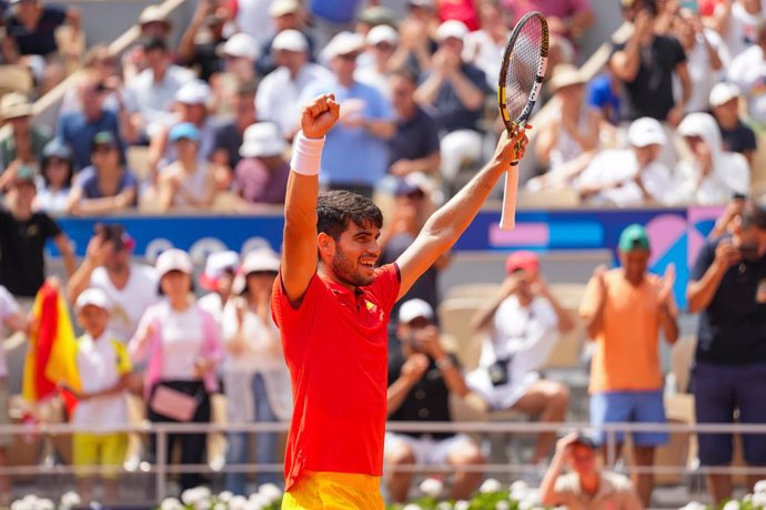 Carlos Alcaraz of Spain celebrates after winning against Felix Auger-Aliassime of Canada during the men's singles semi-final tennis match on Court Philippe-Chatrier at Roland-Garros Stadium during the Paris 2024 Olympic Games, in Paris on August 2, 2024