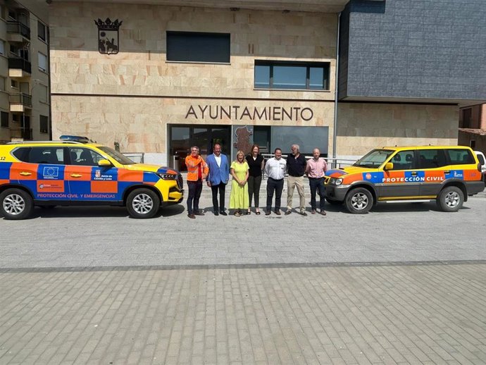 La Junta entrega material y vehículos a las agrupaciones de Protección Civil por valor de más de 3 millones.