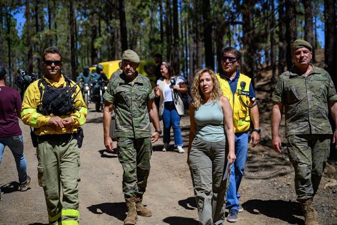 La presidenta del Cabildo de Tenerife, Rosa Dávila, visita uno zona desde donde se vigila para la prevención de incendios forestales