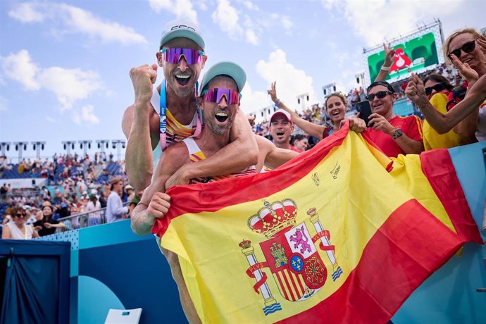 La pareja española de vóley playa Pablo Herrera y Adrián Gavira celebran un triunfo en Paris 2024.