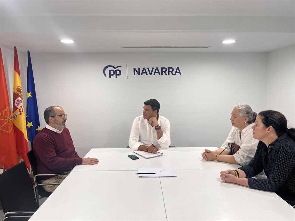 El presidente del PP de Navarra, Javier García, con empresarios venezolanos afincados en la Comunidad foral.