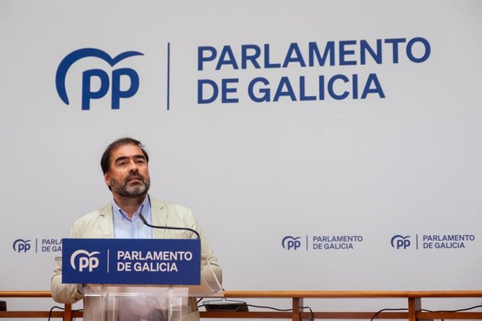 Alberto Pazos en una rueda de prensa en el Parlamento