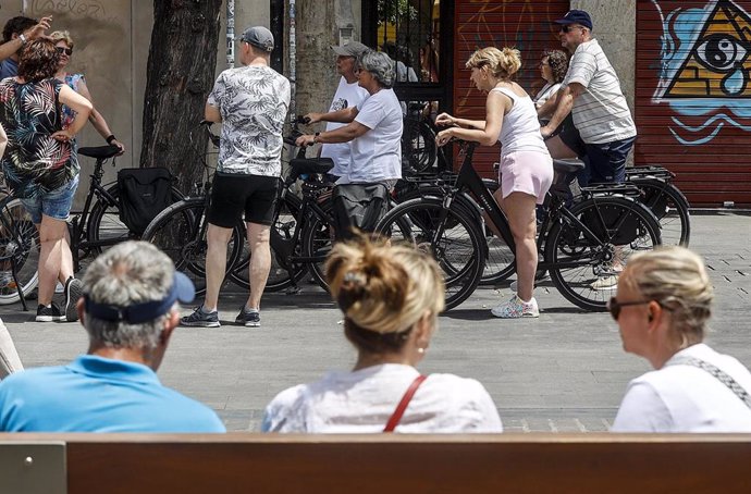 Archivo - Varios turistas recorren la ciudad de València.