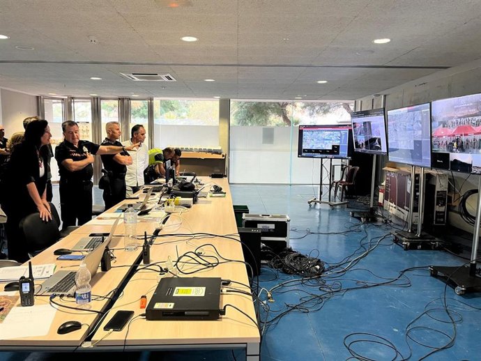 La alcaldesa de Almería, María del Mar Vázquez, en su visita al Centro de Control del dispositivo de seguridad del festival 'Dreambeach'.