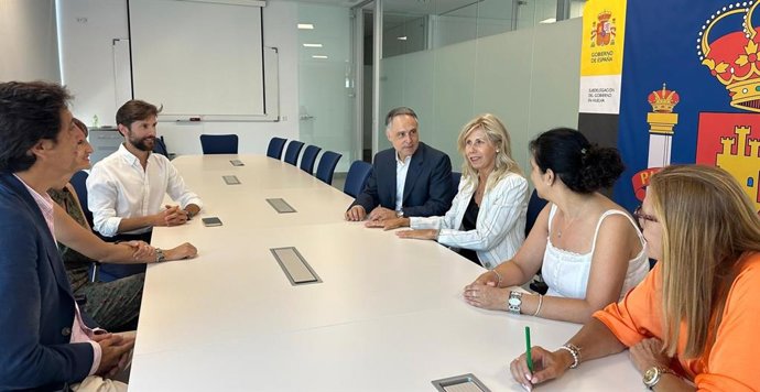 La subdelegada del Gobierno en Huelva, María José Rico, se ha reunido este viernes con el nuevo director provincial del Servicio Público de Empleo Estatal (SEPE), Antonio Alvarado