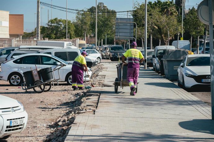 Trabajadores de la macrolimpieza de cinco solares ubicados a la entrada del barrio de 'El Puche'.