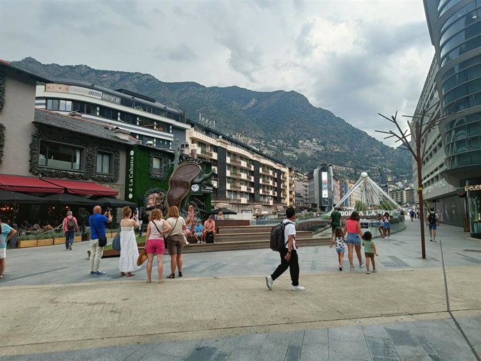 Turistas en el centro de Andorra la Vella
