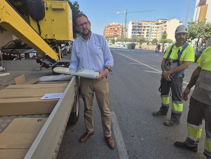 El concejal de Desarrollo Urbano y Ciudad Inteligente, José Guillén, visitas las obras de renovación del alumbrado público del casco de la ciudad