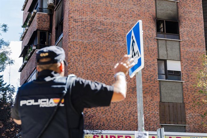 Archivo - Un agente de la Policía Nacional en el lugar del incendio, a 20 de septiembre de 2023, en Vallecas, Madrid (España). 