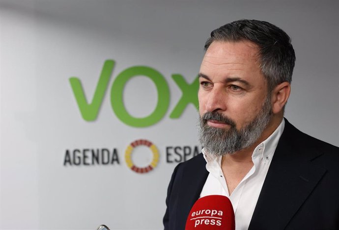 El líder de VOX, Santiago Abascal, atiende a medios de comunicación, en la sede del partido, a 1 de agosto de 2024, en Madrid (España).  