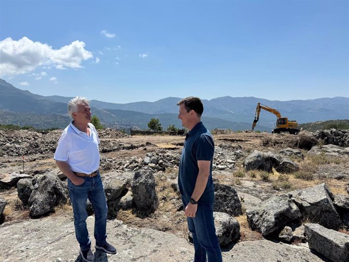 El diputado de Fomento, Movilidad y Agenda Provincial, Fernando García Nicolás, visita las obras de la diputación en La Garganta.