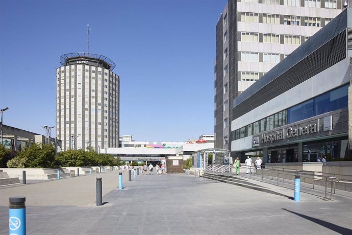 Archivo - Fachada del Hospital Universitario La Paz