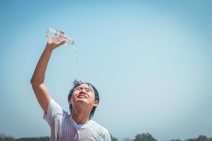 Archivo - Young man pouring water