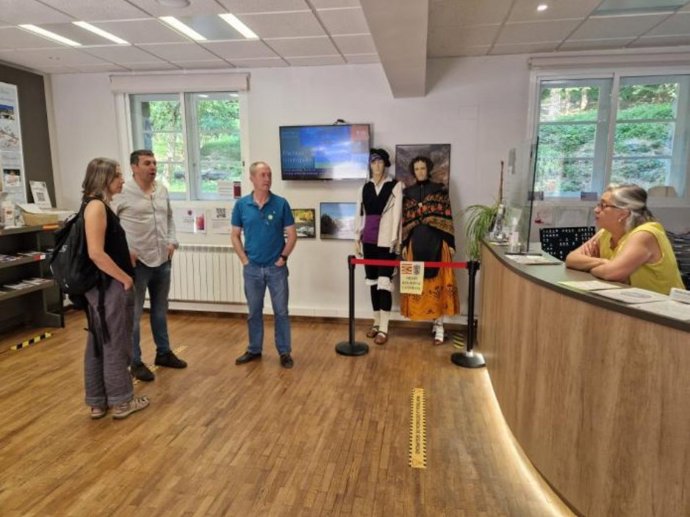 El alcalde de Canfranc, Fernando Sánchez, entre Marta Ferrer y Miguel Ángel Clavero, en la oficina que atiende María José Esparza.