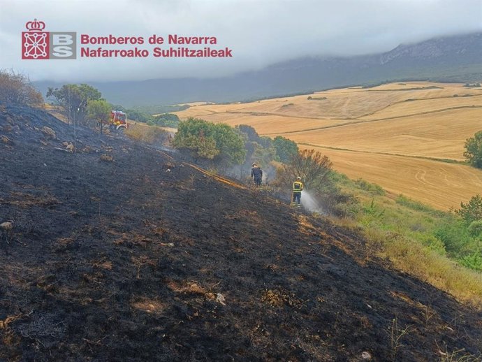 Bomberos durante las labores de extinción del incendio.