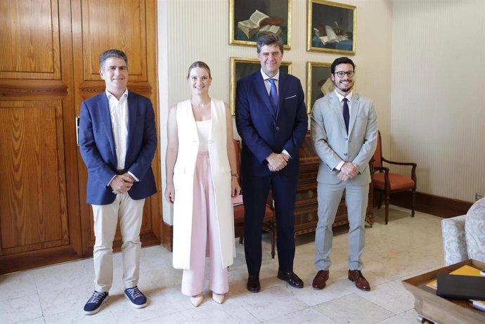 La presidenta del Govern, Marga Prohens, recibe en audiencia en el Consolat de Mar al presidente de la Asociación Balear de Ocio y Entretenimiento