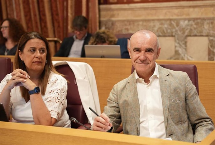 El portavoz del PSOE en el Ayuntamiento de Sevilla, Antonio Muñoz (d), junto a la concejal socialista Sonia Gaya (i); al inicio de una reciente sesión plenaria.