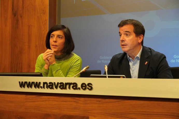 El consejero Irujo y la directora general de Transición Energética, Proyectos Estratégicos y S4, Uxue Itoiz, en la presentación del último balance energético