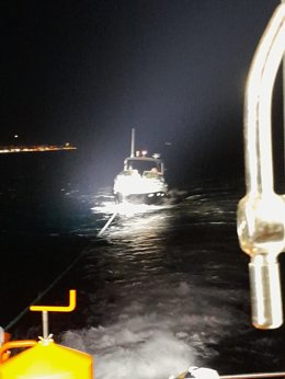 Remolque de la motora que iba a la deriva cerca del Puerto de Motril