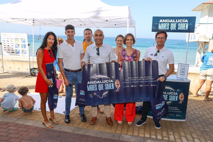 La secretaria de la Agencia de Gestión Agraria y Pesquera de Andalucía (Agapa), Margarita Cobos, acompañada por el delegado territorial de Agricultura, Antonio Mena, y el alcalde de El Ejido, Francisco Góngora, en la presentación de la campaña.