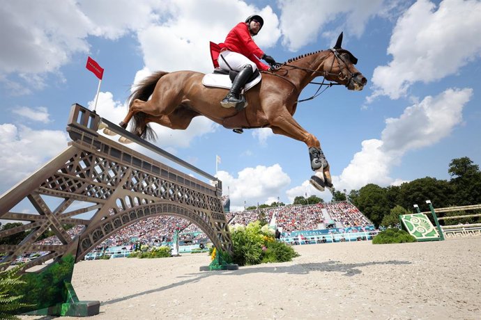 02 August 2024, France, Versailles: Germany's Simon Delestre with horse Zineday competes in the equestrian jumping team final during the Paris 2024 Olympic Games at the Chateau de Versailles.