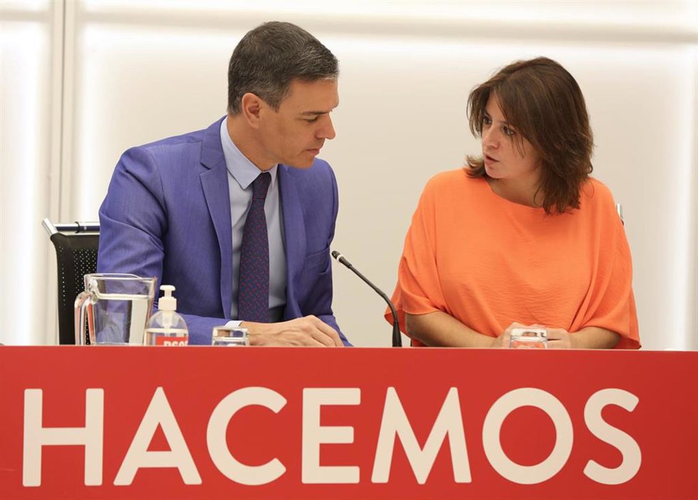 Archivo - El presidente del PSOE, Pedro Sánchez, y la vicesecretaria general del PSOE, Adriana Lastra, en una reunión de la Ejecutiva Federal del PSOE, en la sede socialista de la calle Ferraz, a 6 de junio de 2022, en Madrid (España).