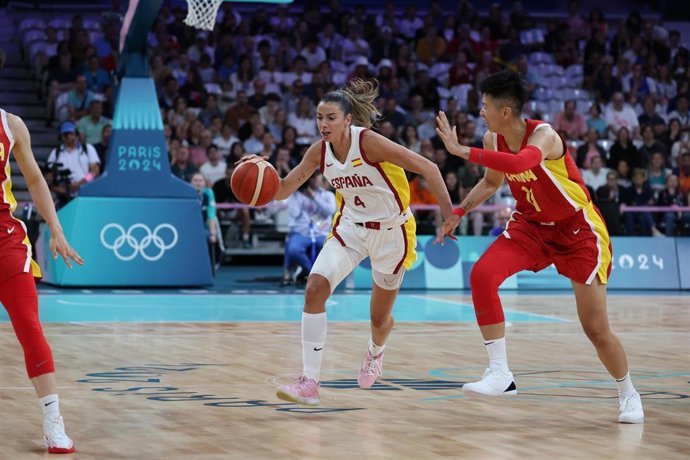 Mariona Ortiz of Spain and Huang Sijing of China, Basketball, Women's Group Phase - Group A between Spain and China during the Olympic Games Paris 2024 on 28 July 2024 at Pierre Mauroy Stadium in Villeneuve-d'Ascq near Lille, France