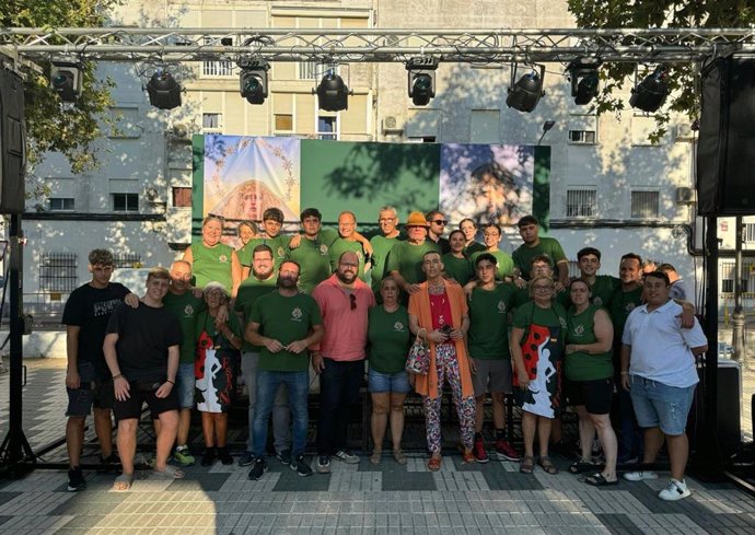 Foto de familia de la inauguración de la VI Velada Barriada de Las Nieves, en El Puerto de Santa María.