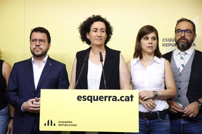 La secretaria general de ERC en funciones, Marta Rovira, durante una rueda de prensa de ERC para informar de los resultados definitivos de la consulta a la militancia sobre la investidura de illa, en la sede del partido, a 2 de agosto de 2024, en Barcelon