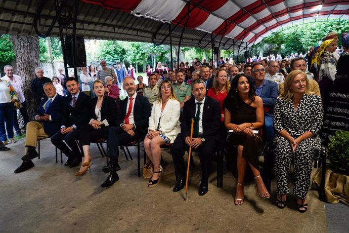 Autoridades en el pregón del 58 Día de Cantabria en Cabezón de la Sal