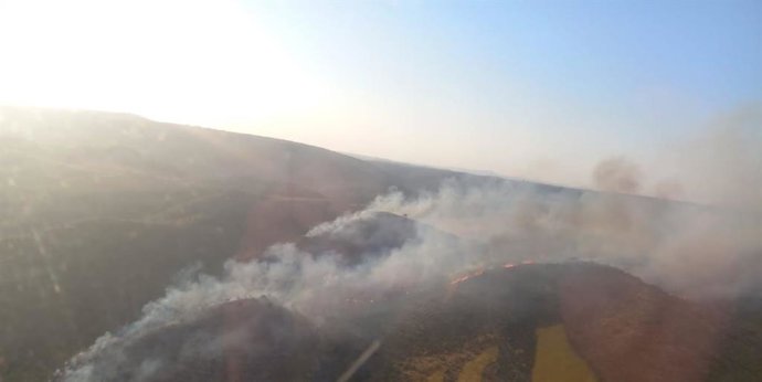 Imagen aérea del incendio declarado en El Palmitero, en la provincia de Sevilla.