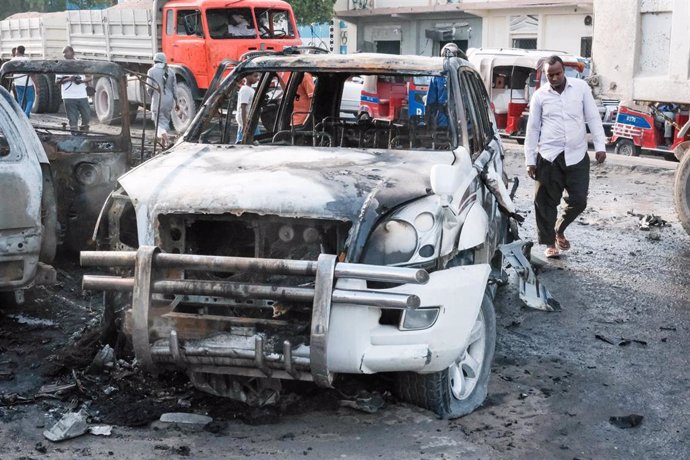 Un coche destrozado tras una explosión en Mogadiscio, la capital de Somalia