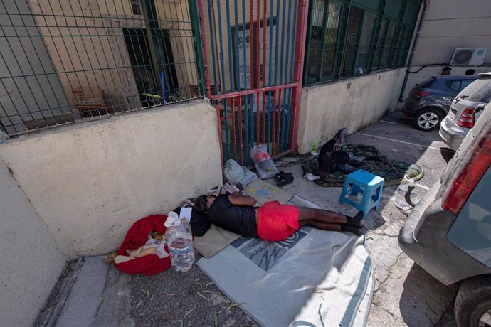 Dos personas duermen en la entrada del Centro de Estancia Temporal de Inmigrantes, a 2 de agosto de 2024, en Ceuta (España).