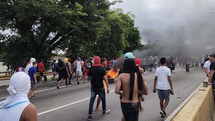 Manifestantes protestan contra la victoria de Nicolás Maduro en Valencia, Venezuela