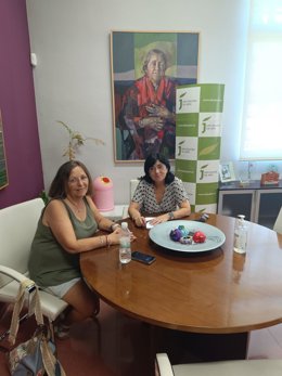 Reunión de la diputada jiennense de Igualdad, Bienestar Social y Juventud, Francisca Medina, y la presidenta de la Asociación del Lupues de Jaén, María Dolores Martínez.