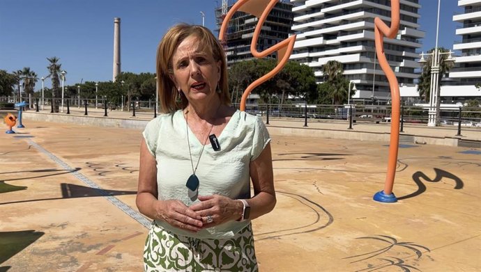 La concejala viceportavoz del PSOE en el Ayuntamiento de Málaga, Begoña Medina, en el Parque del Agua de calle Pacífico.