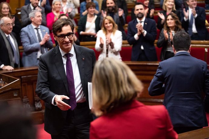 Archivo - La líder de los comuns en el Parlament, Jéssica Albiach, y el primer secretario del PSC, Salvador Illa, se dan la mano tras la aprobación de los Presupuestos de la Generalitat 2023 durante una sesión, en el Parlament, el 10 de marzo de 2023