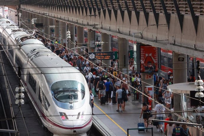 Viajeros en los andenes de la estación de Santa Justa.