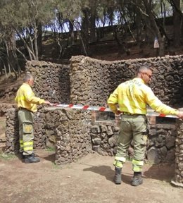 Miembros de la Brifor del Cabildo de Tenerife precintan barbacoas en un área recreativa por el riesgo de incendio forestal