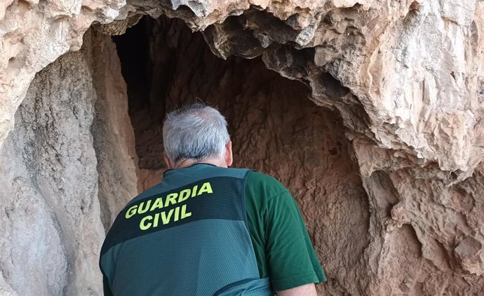 Un agente investiga los daños ocasionados en las pinturas rupestres en yacimientos de la Sierra Sur de Jaén.