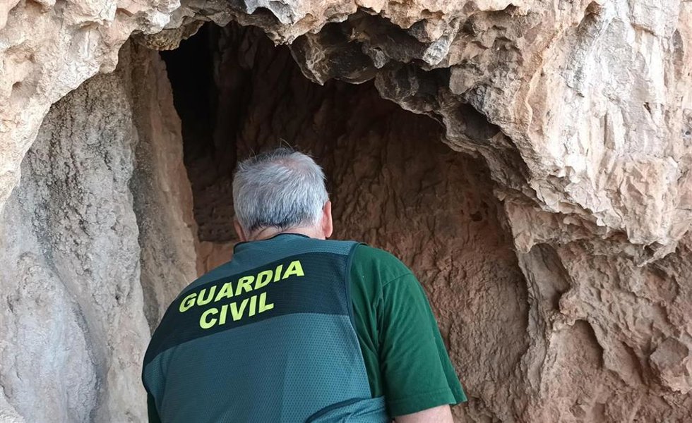 Un agente investiga los daños ocasionados en las pinturas rupestres en yacimientos de la Sierra Sur de Jaén.