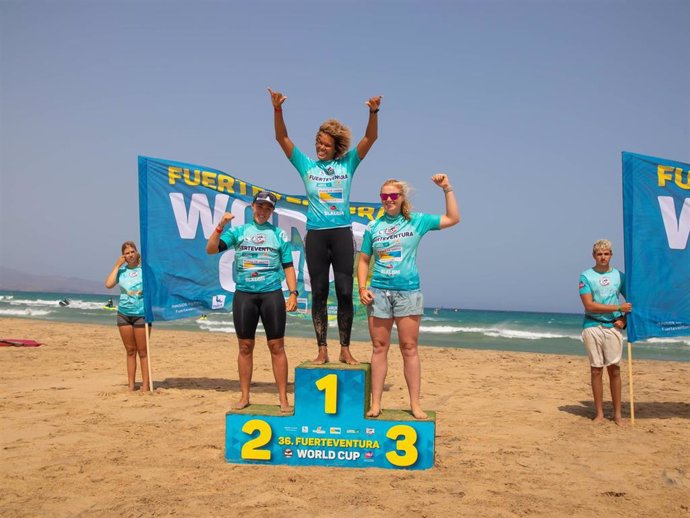 Sarah-Quita Offringa celebra su victoria en el podio en la 36 Fuerteventura World Cup