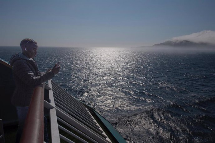 Uno de los chicos en el barco de camino a Algeciras (Cádiz).