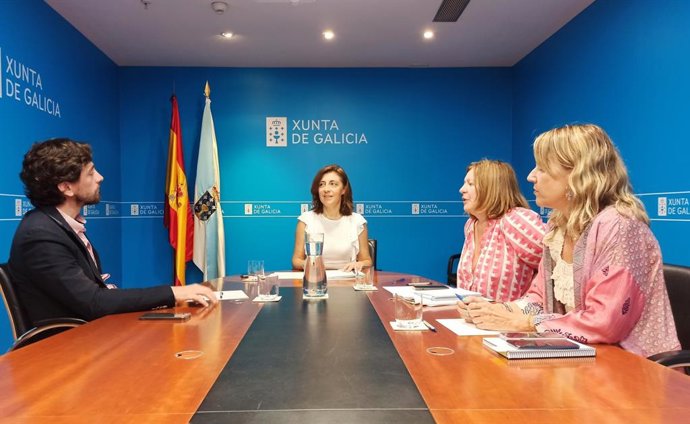 La conselleira de Medio Ambiente y Cambio Climático, Ángeles Vázquez, y el vicepresidente segundo del Comité de Asuntos Constitucionales del Parlamento Europeo, Adrián Vázquez, mantienen una reunión.