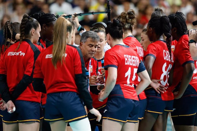 El seleccionador femenino de balonamno Ambros Martín junto a sus jugadoras en Paris 2024. 